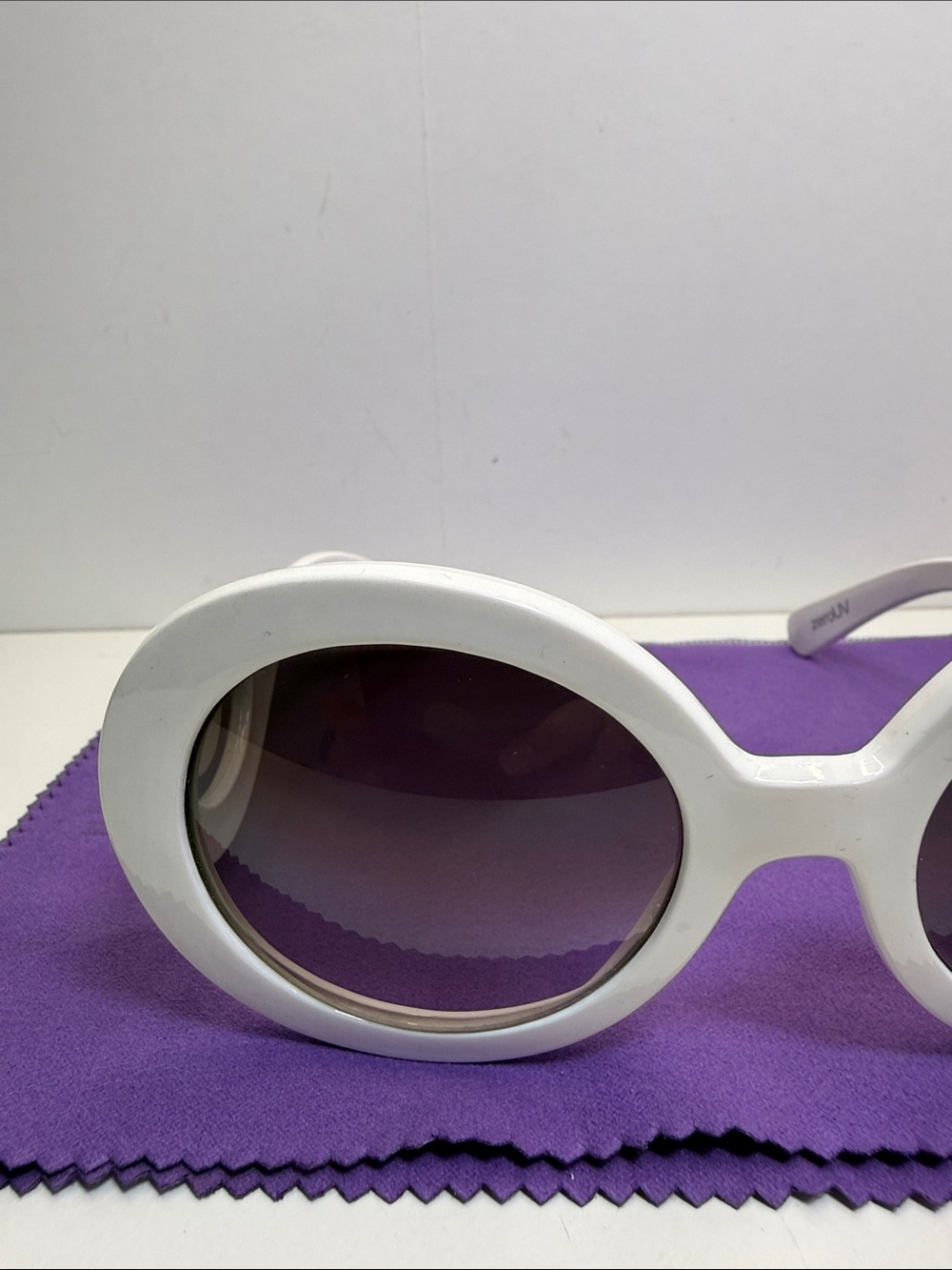 White Round Frame Women's Sunglasses with Swirl Temples - Picture 5 of 8